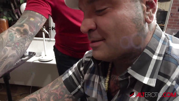 Tetovált tini szopikálja a kékerest a vagina tetkó után Thumb