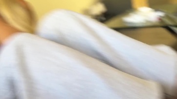 A csintalan neveltlányom a lábacskájával kezdte el simogatni a cerkámat majd a kereplőjével pátyolgatta Thumb