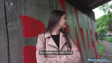 Az mérhetetlenül tüneményes koleszos spiné a természet lágy ölén kapta be az álügynök bazinagy pöcsét Thumb