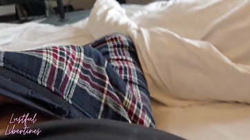 A mostoha anyám megkívánta a pajszeremet miután megpillantotta hogy mellette zsebhokizom az ágyikóban Thumb