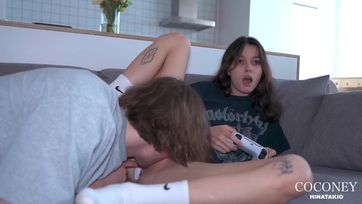 Ps5-Özés közben rámgerjedt a pasim és két alkalommal is rendesen meghágta a szűk nunám Thumb