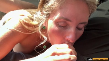 Behuppant a fiúcska négykerekűjébe a platinaszőke cicababa és másodpercekkel később már cumikázta az életerős fütyijét Thumb