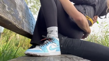 Úgy beindult a tündéri fruska a köztéren hogy a leggingjében ugrándozott az ágaskodó dákómon Thumb