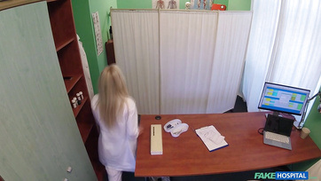 A tündéri szőkehajú húg is beugrott miután észrevette hogy a doktorbá a páciensével dug Thumb