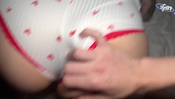 Megcsapkodtam a popsiját és megtapogattam a kebleit és haladéktalanul szopta a péniszemet a mostohahúgom Thumb