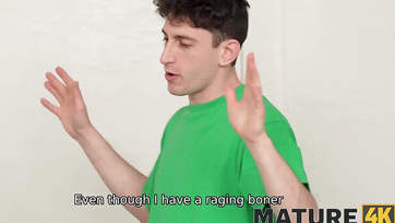 Kihasználta a kéjelgő milf lélekbúvár a fiatal palit miután felállt a dákója a kezelésen Thumb