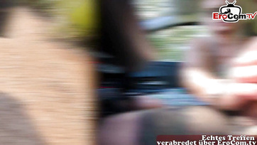 A szöszke germániai milf már a járgányban rágerjedt a randipartnere termetes pöcsére Thumb