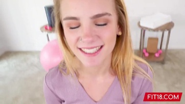 A kedves szöszi spiné felvette a cicanacit és ráesett a kamuügynök eres kolbászára Thumb