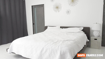 A buja szöszike tini csaj pont belecsücsült volna az erektál farokba mikor előkerült a nevelőanyuja Thumb