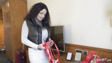 A természet lágy ölén felcsípett csöcsös fruska még a hátsójába is bevette az ismeretlen ügynök megtermett répáját Thumb