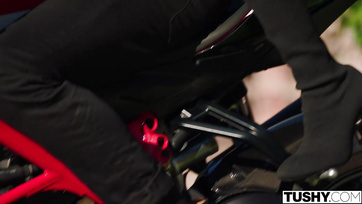 A szöszke cica megunta a jókislány szerepet, és ebben a durva felvonásban még a popócskáját is felajánlotta Thumb