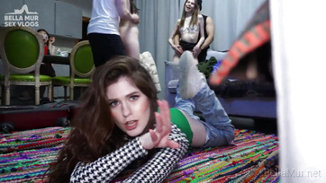 Megmutatták, mi zajlik mondhatni egy pornóforgatáson: szexparti és humor a díszletek mögött Thumb